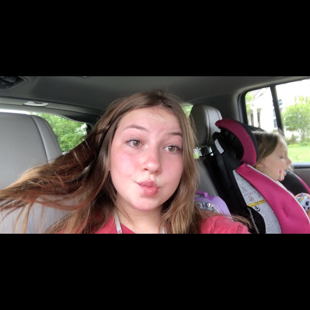 Meet your Posher, Elise